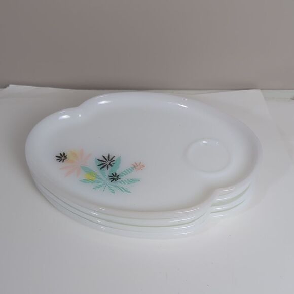Vintage milk glass snack plates set of 4 - Picture 1 of 5